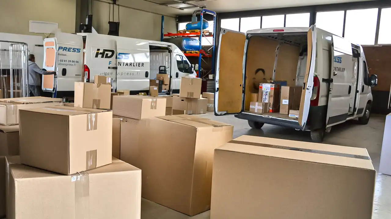 Zone de stockage HD Express avec cartons empilés à Pontarlier