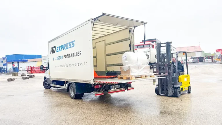 Enlèvement d’une palette de marchandises par HD Express avec un chariot élévateur